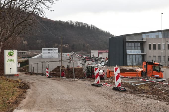 (FOTO) Nigrad ureja cesto v bližini nove županove hiše ob Dravi