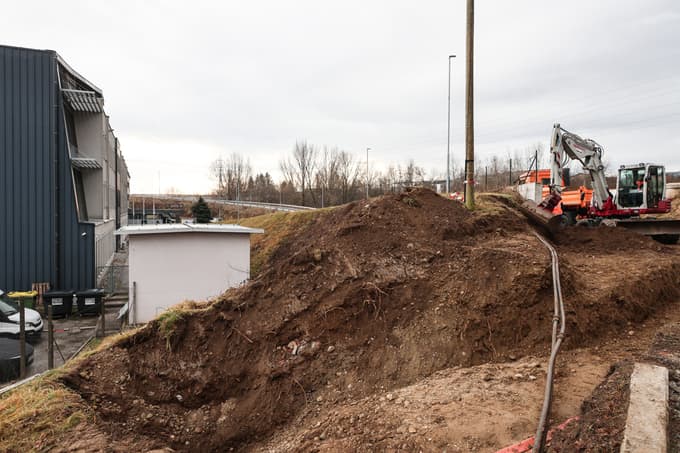 (FOTO) Nigrad ureja cesto v bližini nove županove hiše ob Dravi