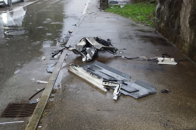 (FOTO) Solkan: Voznik avtobusa spregledal prometni znak in trčil v železniški most