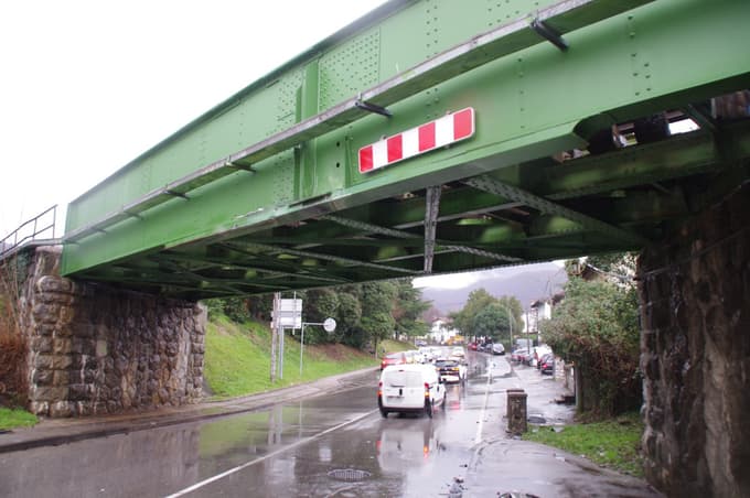 66-letni voznik avtobusa je trčil v železniški nadvoz v Solkanu.
