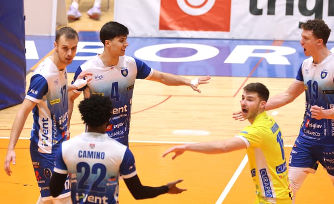 Veselje mariborskih odbojkarjev po zmagi.