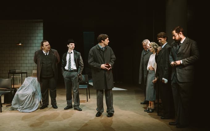 Pokojnik v žlahtni režiji Ivana Plazibata