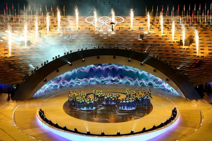 (FOTO) Zaključile so se olimpijske igre v Italiji, zastavo so predali Francozom