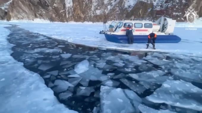 (FOTO in VIDEO) Turistični avtobus zapeljal v razpoko na jezeru in potonil, umrlo osem ljudi, tudi otrok