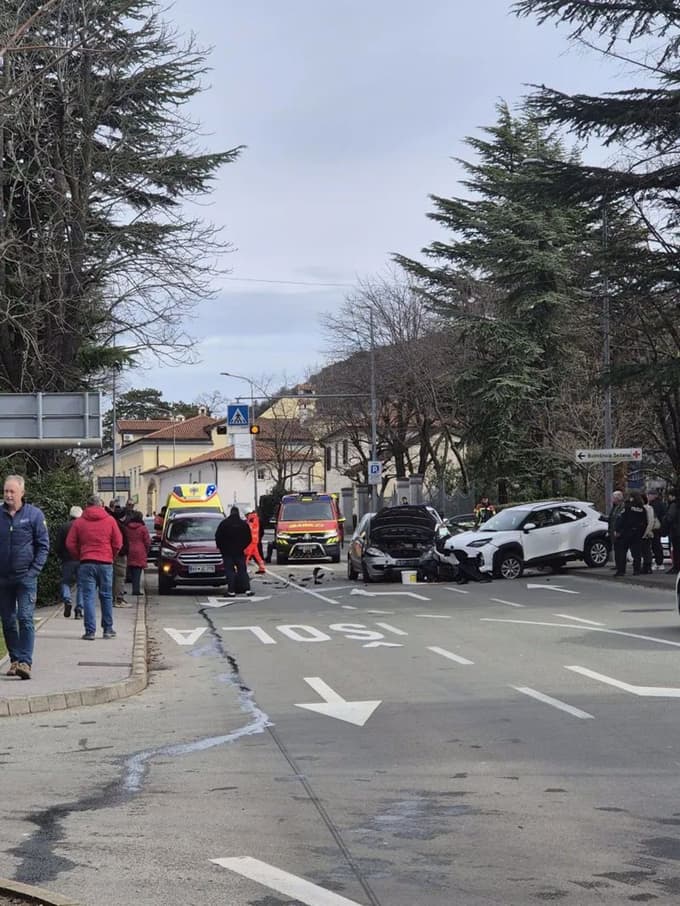 (FOTO) Z zagozdenim skuterjem pod avtom se je 70-letnik naposled še čelno zaletel v drugi avto