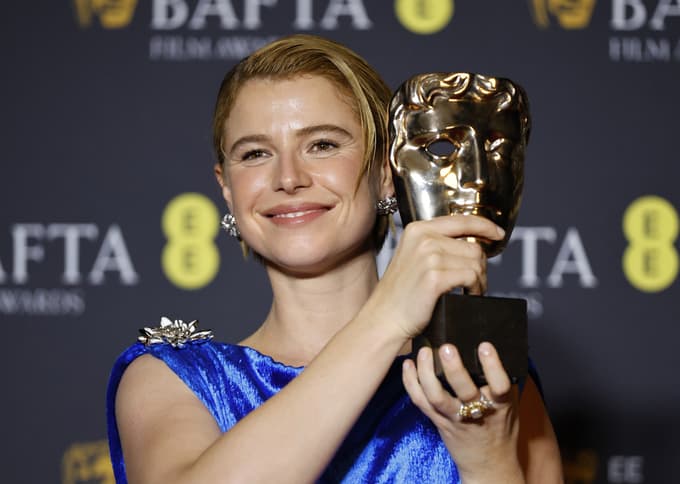 Jessie Buckley je postala prva irska igralka v zgodovini z nagrado bafta za najboljšo glavno vlogo.