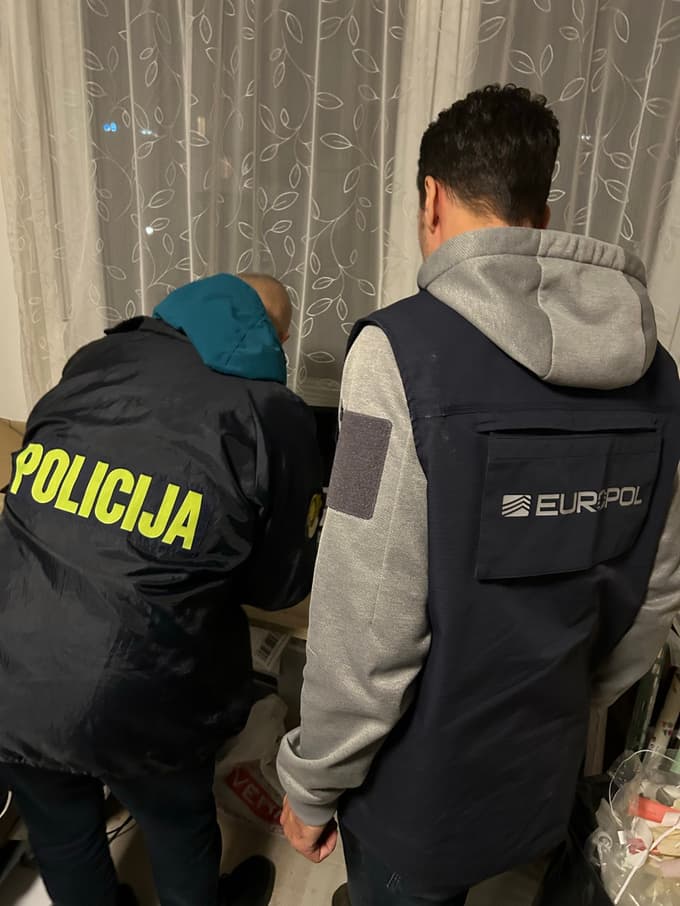 HIšne preiskave pri osumljenih.