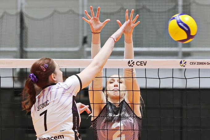 Visok blok Klare Milošič večkrat zmede napadalke nasprotne ekipe.