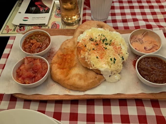 Vsega po malem - langaši s tremi okusi, pa malo golaža, klobase v omaki, govedine z grahom in dušeno zelenjavo