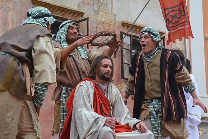 Jezusovo kronanje med uprizoritvijo pasijona leta 2015