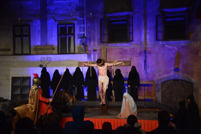 Pri Škofjeloškem pasijonu sodeluje čez tisoč igralcev.