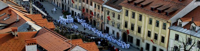 Procesija nastopajočih se premika po starem mestnem jedru od prizorišča do prizorišča.