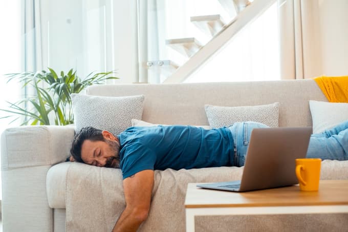 Sedežna garnitura z ležiščem mora biti konstrukcijsko in oblikovno kakovostna, da zagotavlja dober spanec.