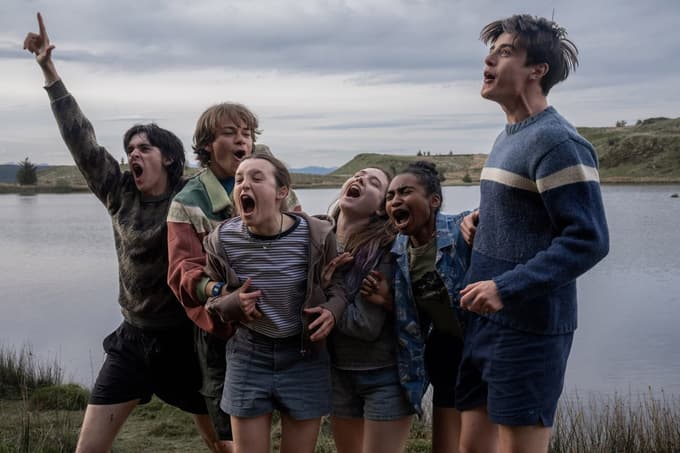 Kljub bolezni razigrana druščina najstnikov v poletnem “kemo kampu” (Sunny Dancer)