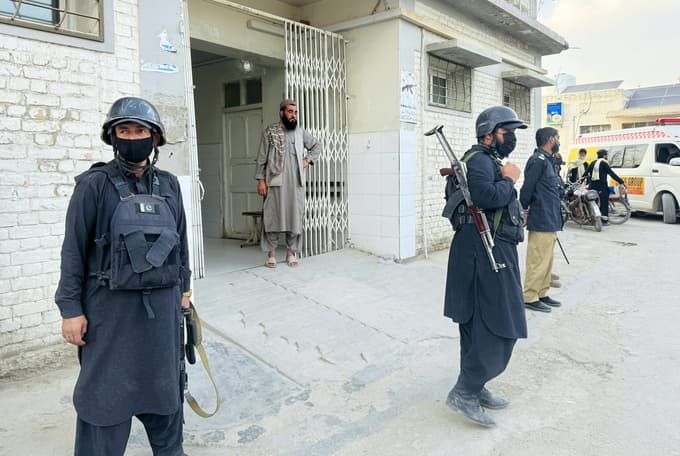 Oboroženi stražarji pred bolnišnico v Pakistanu.