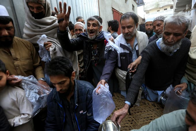 Pakistan napadel cilje v Afganistanu in napovedal vojno talibanom