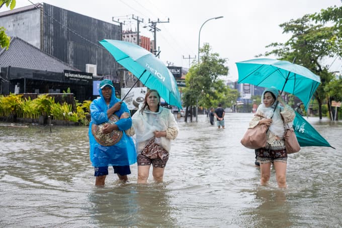 Poplave so prizadele tudi glavna turistična središča, kot so Kuta, Legian in Sanur. 