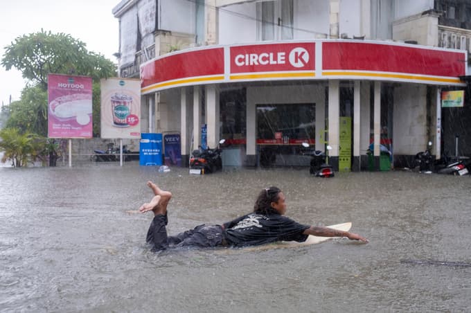 (FOTO in VIDEO) Po poplavljenih ulicah na Baliju plavajo petmetrski pitoni