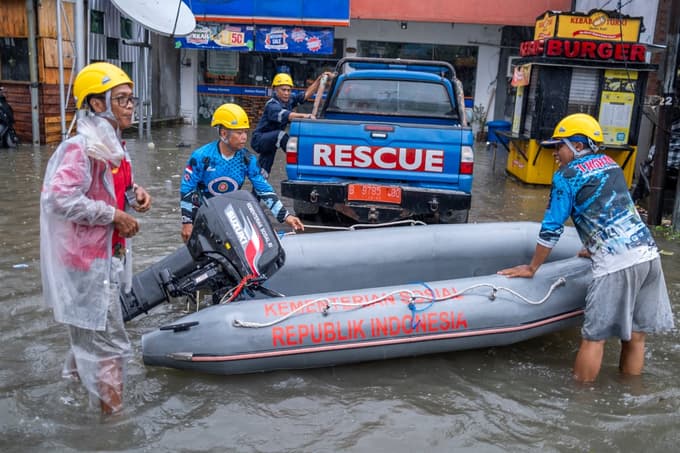 Reševalne službe so morale posredovati z gumijastimi čolni, da so evakuirale prebivalce iz najbolj ogroženih naselij.