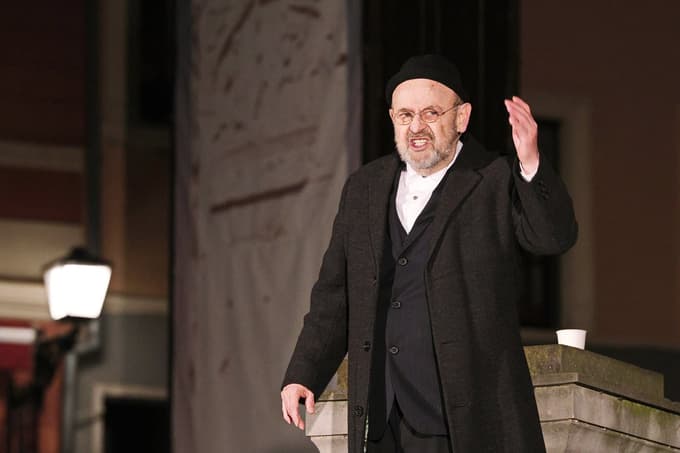 "Je neposreden, iskren in pronicljiv. Ob mnogoterih niansah razpoloženj, bogati paleti misli in kritično razmišljujočem pogledu na svet ostaja zvest samemu sebi," je o Vladu Novaku zapisala komisija. 