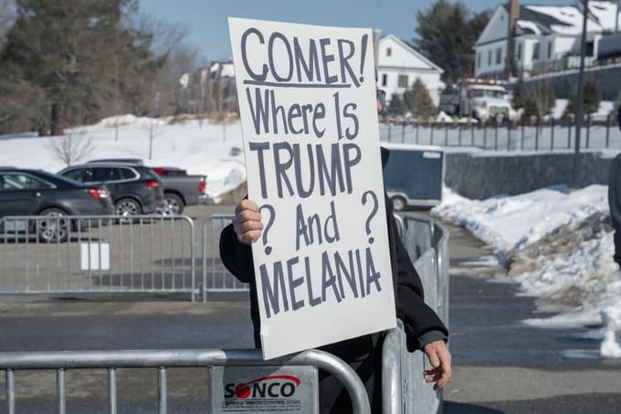 Osamljeni protestnik, ki zahteva zaslišanje zakoncev Trump.