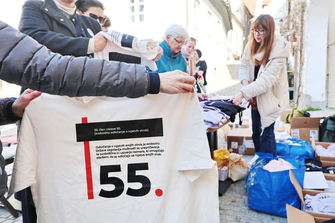 Izdelki so bili na voljo v zameno za prostovoljni prispevek za podporo delovanja inštituta in kampanje.