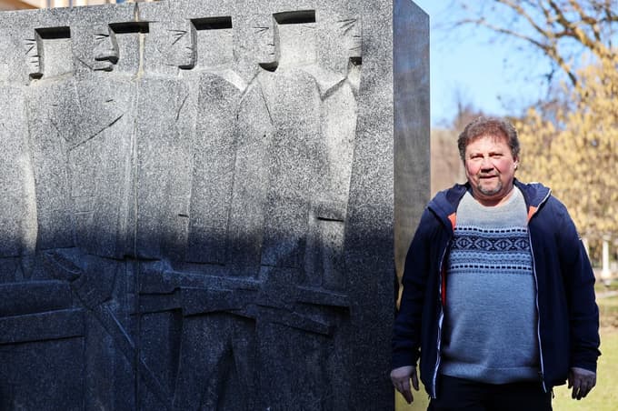 "Maister je v mojih očeh velik človek, vojak, iskren domoljub in umetnik, iz njegove poezije zlahka razberem njegovo mehko, človeško plat. Iz njegove poezije veje skrb za Slovence in lepo slovensko besedo," meni Silvo.