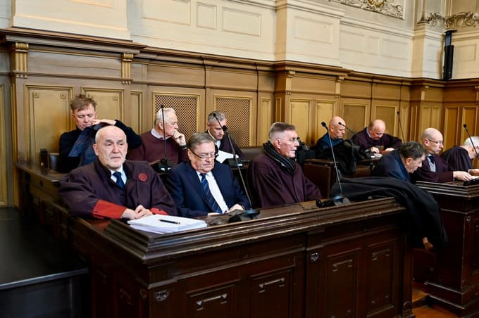 Obtoženi Zoran Janković (levo njegov odvetnik Janez Koščak, desno odvetnik Boris Grobelnik) se skupaj s preostalimi obtoženimi na sodišču zagovarja zaradi očitkov o domnevnih nepravilnostih glede nakupa hladilne strojnice v športnem in trgovskem delu kompleksa Arena Stožice.