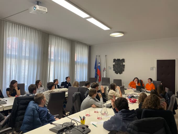 Mladi so razpravljali o šolskem sistemu.