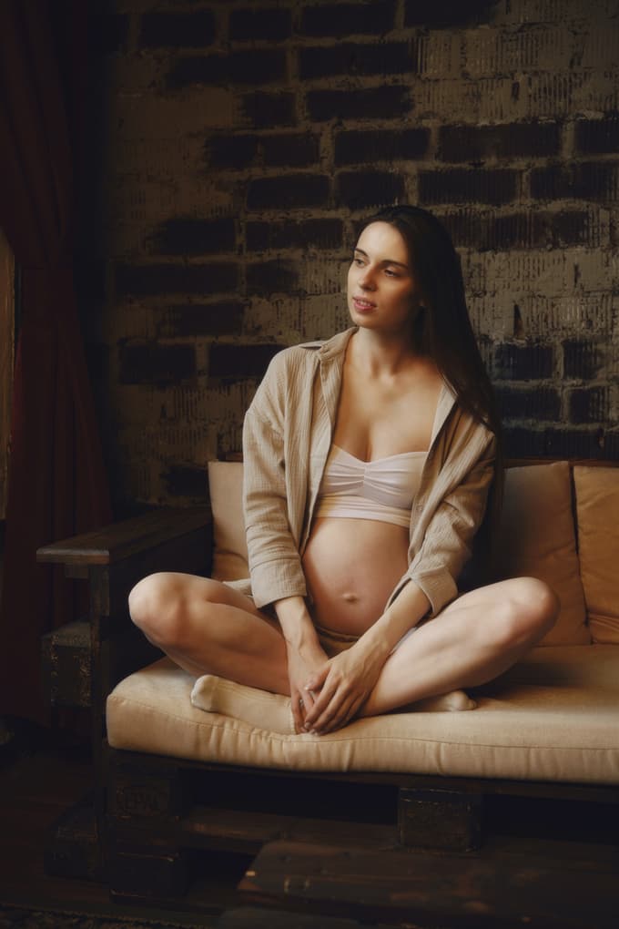 Nosečniška moda danes trebuščka ne skriva več, temveč ga poudari kot simbol ženstvenosti in nove življenjske vloge.