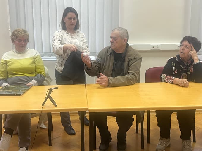 Žrebanje za parcele v Rakovljah. Dom je prinesla oranžna kroglica. Bela pomeni, da se bodo morali ponovno prijaviti za katero od preostalih trenutno razpisanih parcel.