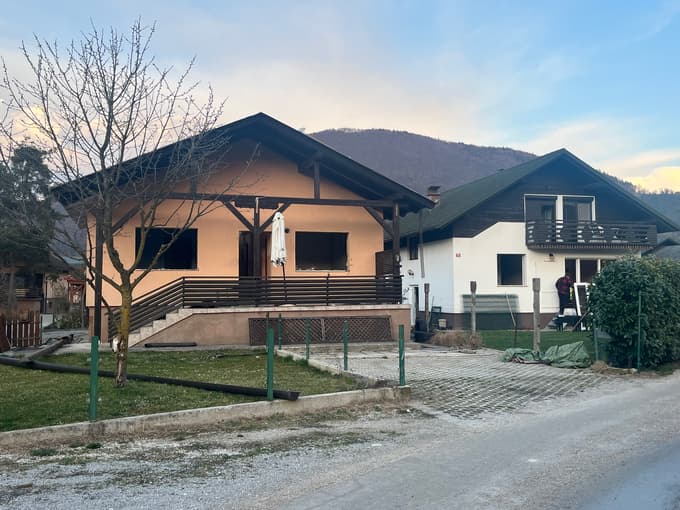 Nekaj hiš v Letuški gmajni so že podrli, nekaj jih je tik pred tem, nekaj jih je zapuščenih, v nekaterih (teh je največ) ljudje še vedno živijo in čakajo, da bodo lahko začeli graditi v Rakovljah.