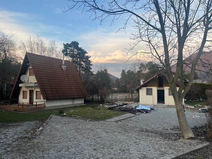 Nekaj hiš v Letuški gmajni so že podrli, nekaj jih je tik pred tem, nekaj jih je zapuščenih, v nekaterih (teh je največ) ljudje še vedno živijo in čakajo, da bodo lahko začeli graditi v Rakovljah.