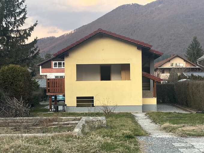 Nekaj hiš v Letuški gmajni so že podrli, nekaj jih je tik pred tem, nekaj jih je zapuščenih, v nekaterih (teh je največ) ljudje še vedno živijo in čakajo, da bodo lahko začeli graditi v Rakovljah.