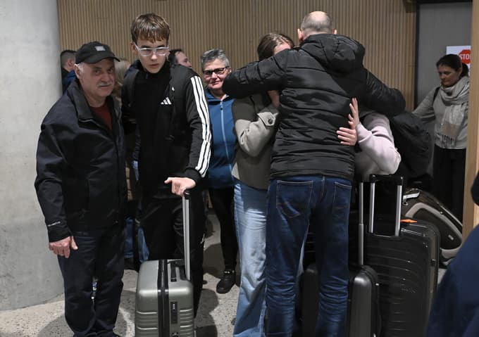 (FOTO) Na brniškem letališču pristala tri letala z evakuiranimi Slovenci iz Dubaja in Maskata