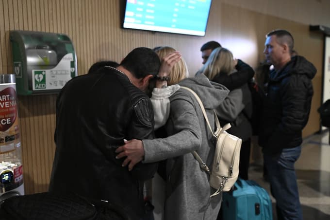 (FOTO) Na brniškem letališču pristala tri letala z evakuiranimi Slovenci iz Dubaja in Maskata