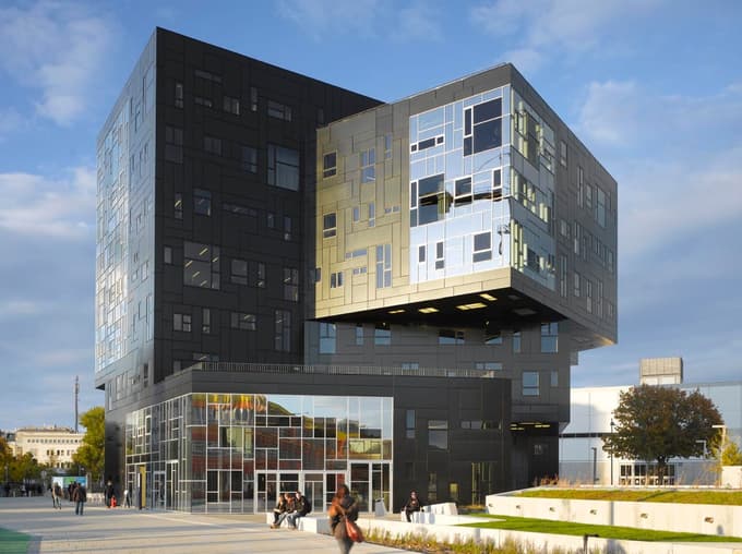 “Vsakih deset let imamo neki novi ‘hype’ v gospodarskem inženirstvu in to nas ohranja mlade,” v zelo šaljivem tonu razlaga profesor dr. Alfred Taudes - ustanovitelj Raziskovalnega inštituta za kriptoekonomijo na fakulteti WU Executive Academy na Dunaju.