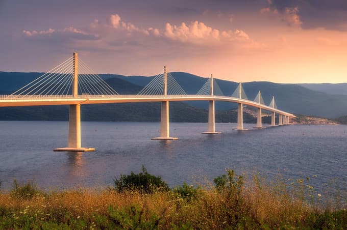 Znameniti Pelješki most, ponos Hrvaške, ima vse večje razpoke. Kaj se v resnici skriva v pilonih?