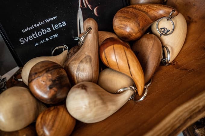 Lesene kaplje bodo del umetniške instalacije.