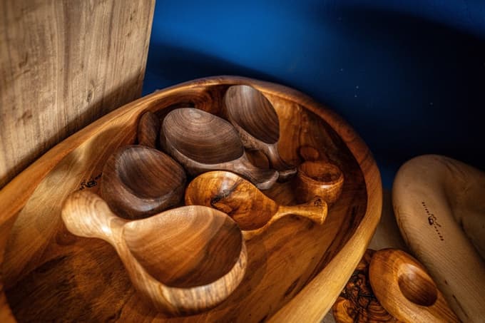 Za najrazličneješe priložnosti izdeluje tudi uporabne predmete.