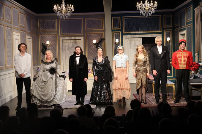 Komedija Kje je primadona? je predelava komedije Ti nori tenorji.