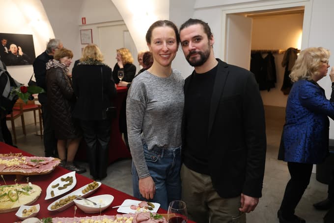 V vlogi znane sopranistke Elene Firenzi je Sara Gorše, njenega moža Pasquala pa igra Blaž Popovski.