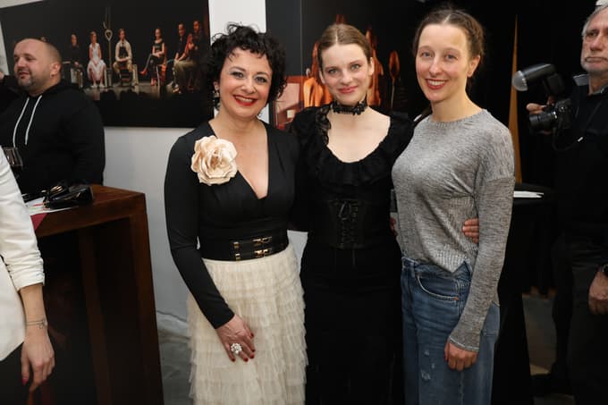 V resnici nobena ni zares muhasta primadona. Igralke Lara Jankovič, Pia Skvarča in Sara Gorše.