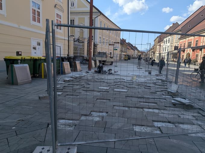 (FOTO) Zakaj v središču Maribora tlakovci kar naprej popuščajo?