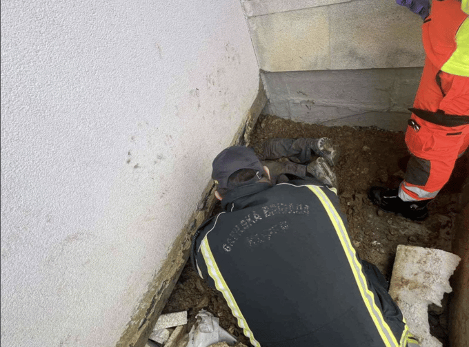 (FOTO) Dramatično reševanje v Izoli: Iz zemlje sta moleli le nogi, reševalci so slišali nerazločne glasove