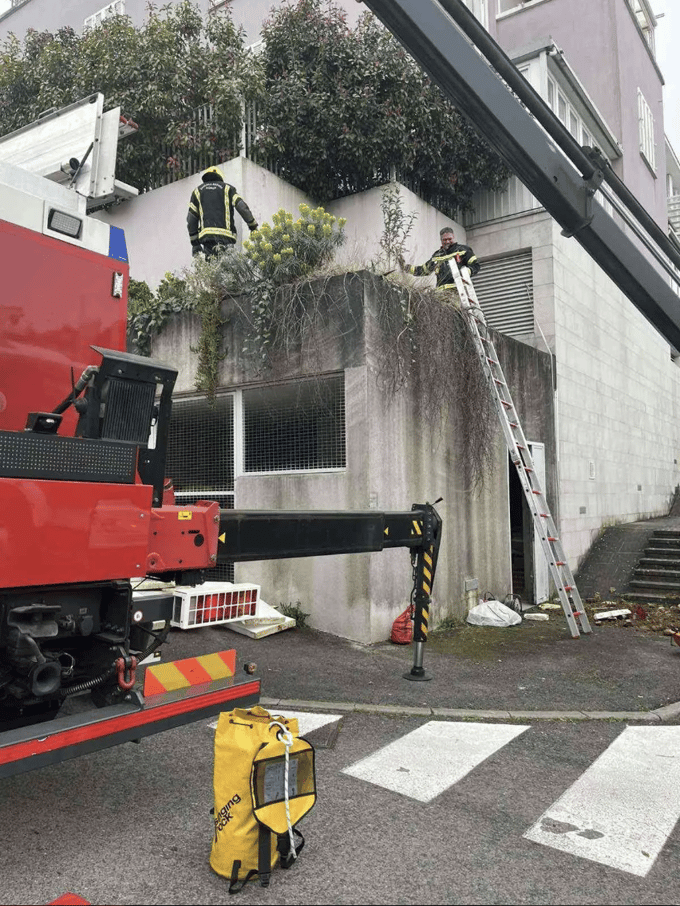 (FOTO) Dramatično reševanje v Izoli: Iz zemlje sta moleli le nogi, reševalci so slišali nerazločne glasove