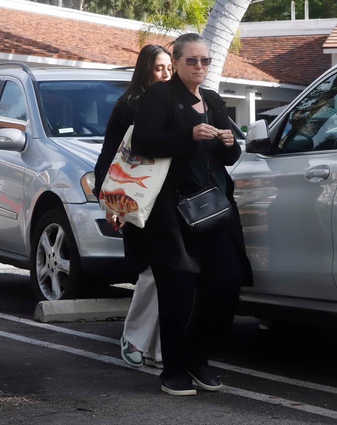 Zdi se, da 62-letna Bridget Fonda spet žari od nove energije.  