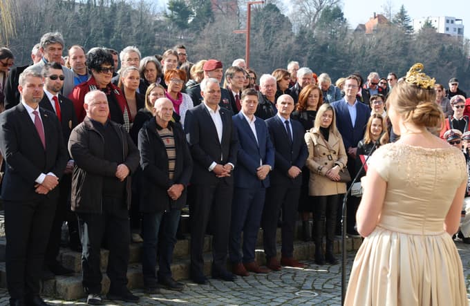 (FOTO) Ko škarje zarežejo v Najstarejšo trto: Cepič bo rasel tudi na Madagaskarju