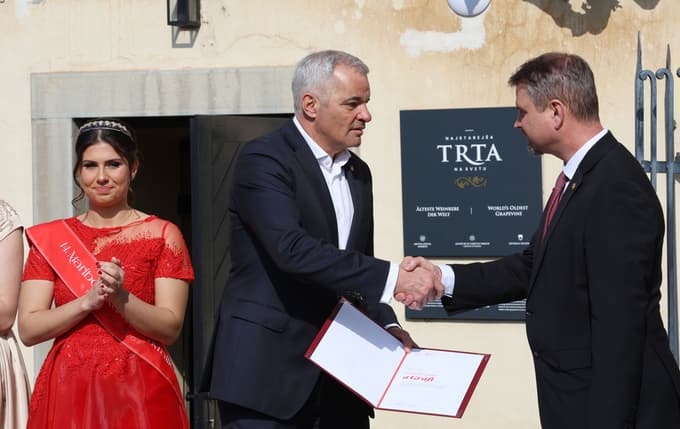 Cepič je v imenu Kraljevega botaničnega vrta v Madridu prevzel veleposlanik RS v Španiji mag. Tadej Rupel.