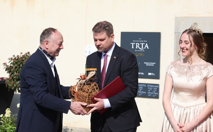 Cepič je v imenu Kraljevega botaničnega vrta v Madridu prevzel veleposlanik RS v Španiji mag. Tadej Rupel.